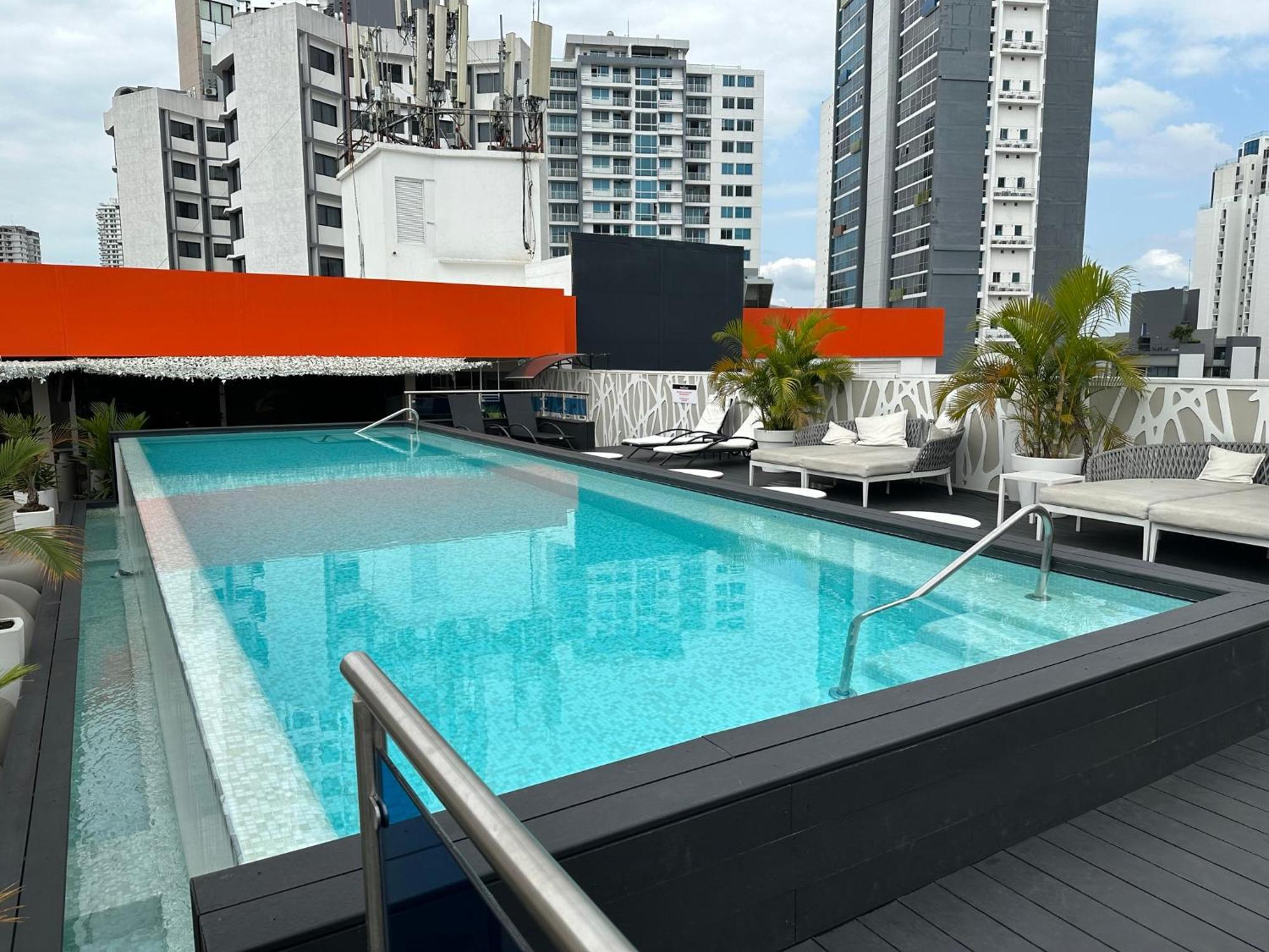 Gran Evenia Panamá Hotel Bagian luar foto Rooftop pool at the hotel